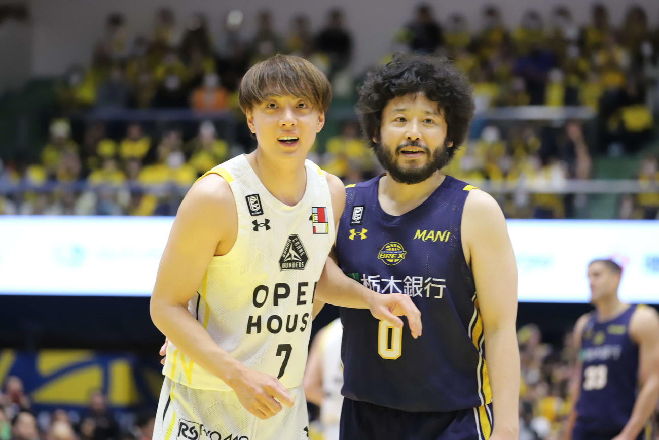 宇都宮対群馬　第4Q終盤、宇都宮・田臥勇太（右）と群馬・五十嵐圭のレジェンド2人が一緒にコートに立つと、観客席から大きな拍手が起きた（撮影・沢田啓太郎）