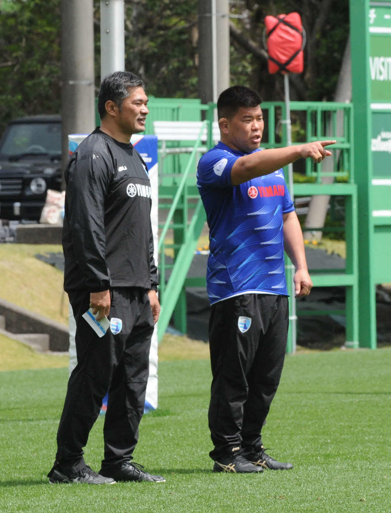 静岡ブルーレヴズの伊藤平（右）は田村コーチと話す