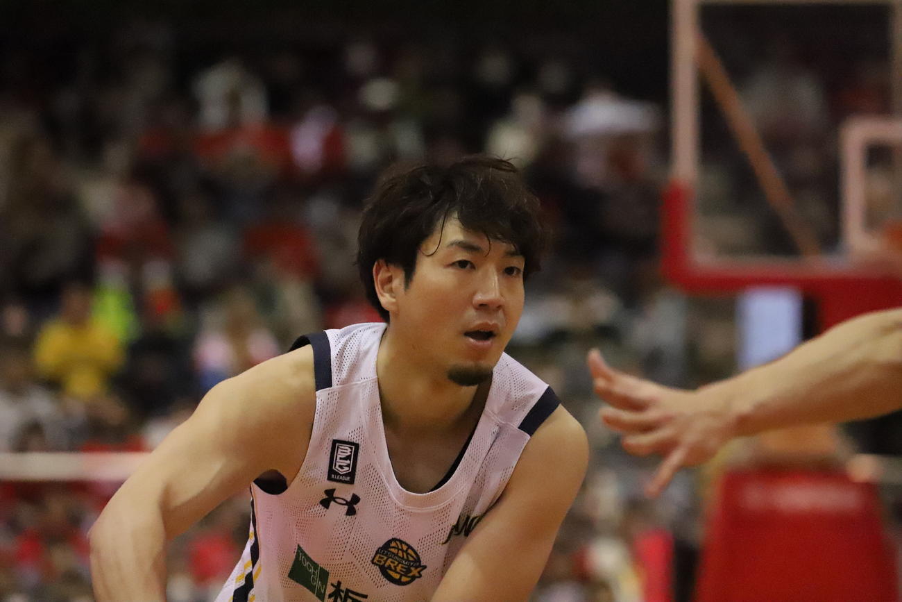 3月27日の千葉J戦でドリブルをしかける宇都宮の比江島慎