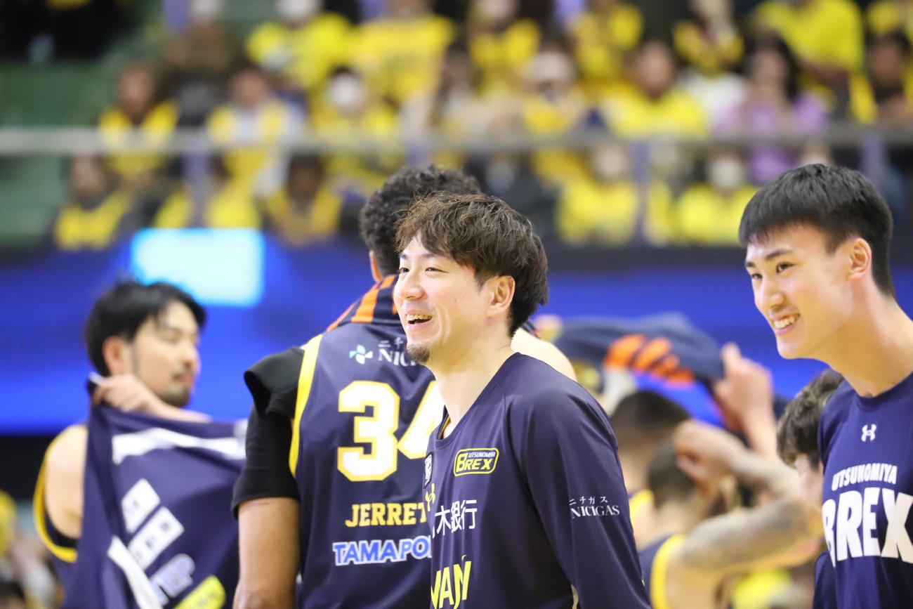 4月10日の群馬戦のあと、チームの勝利に笑顔をみせる宇都宮の比江島慎
