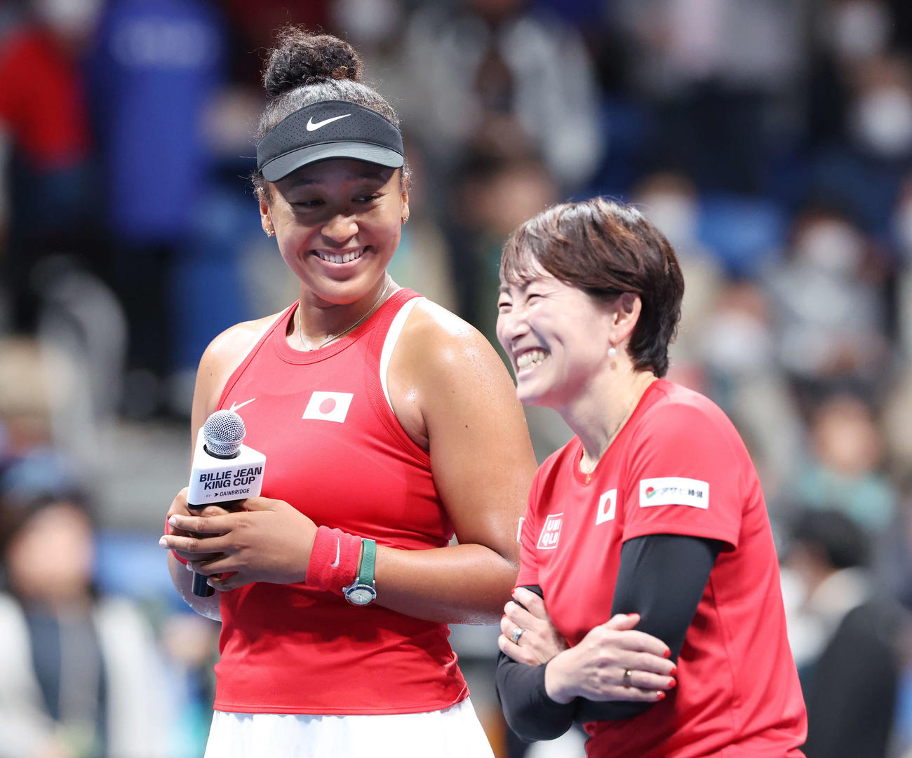 日本対カザフスタン　勝利し、杉山監督（右）と笑顔を見せる大坂（撮影・宮地輝）