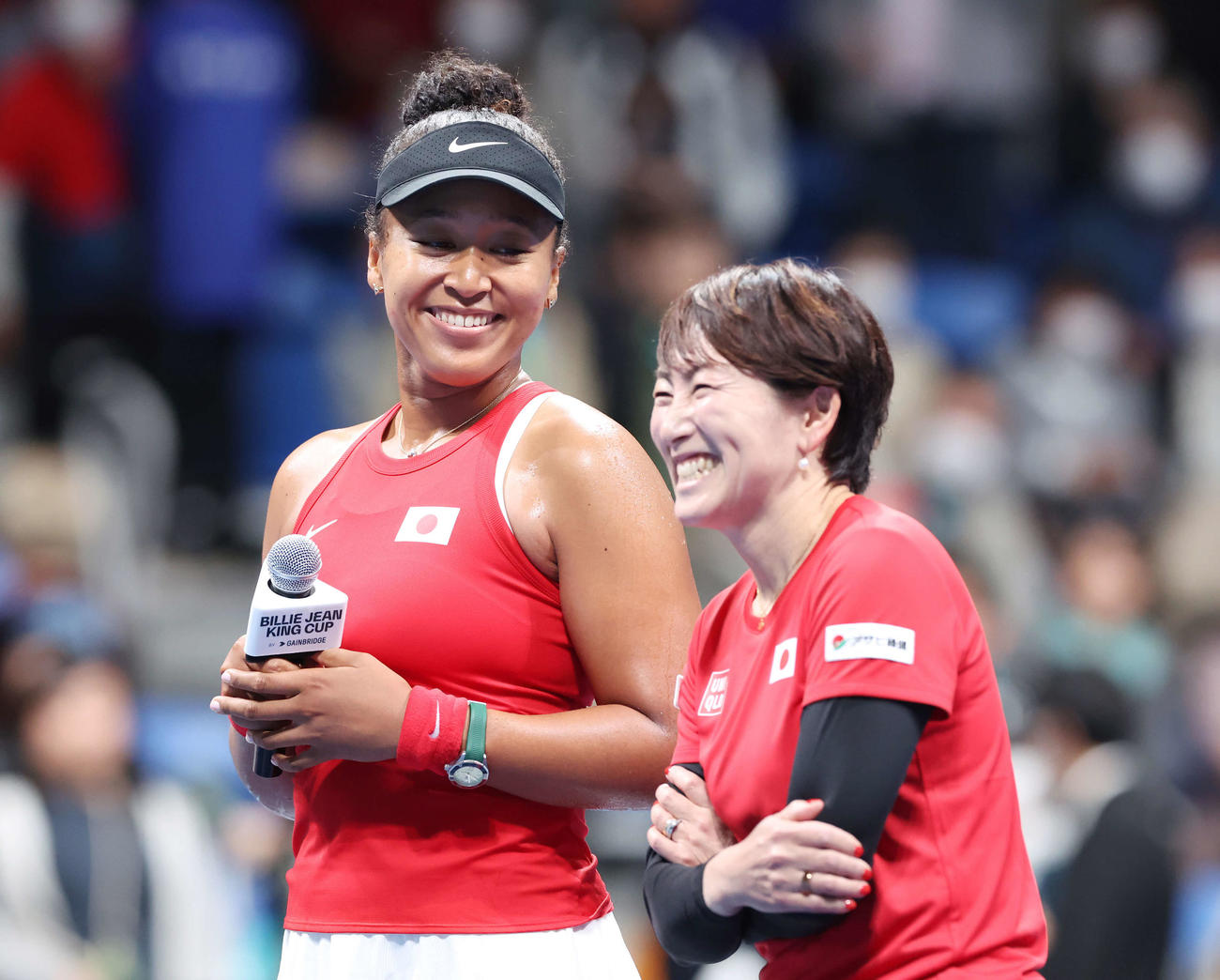 日本対カザフスタン　勝利し、杉山監督（右）と笑顔を見せる大坂（撮影・宮地輝）