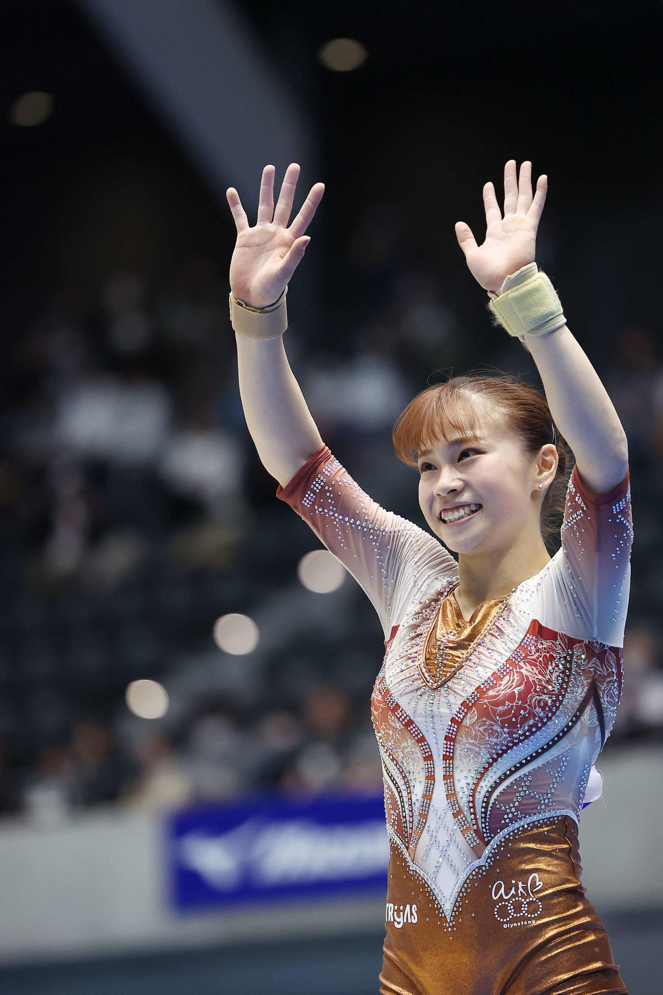 女子決勝でゆかの演技を終え、笑顔で観客の声援に応える杉原（撮影・河田真司）