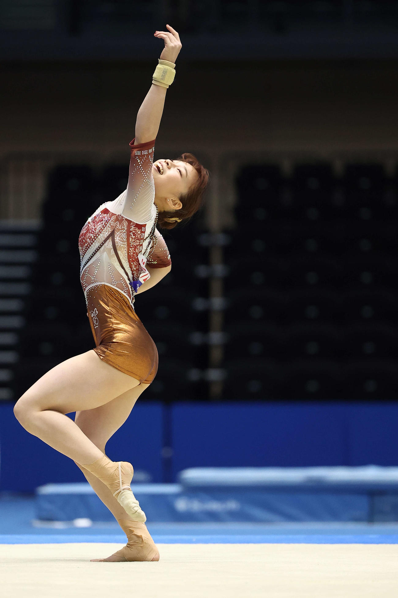 女子決勝でゆかの演技に臨む杉原（撮影・河田真司）