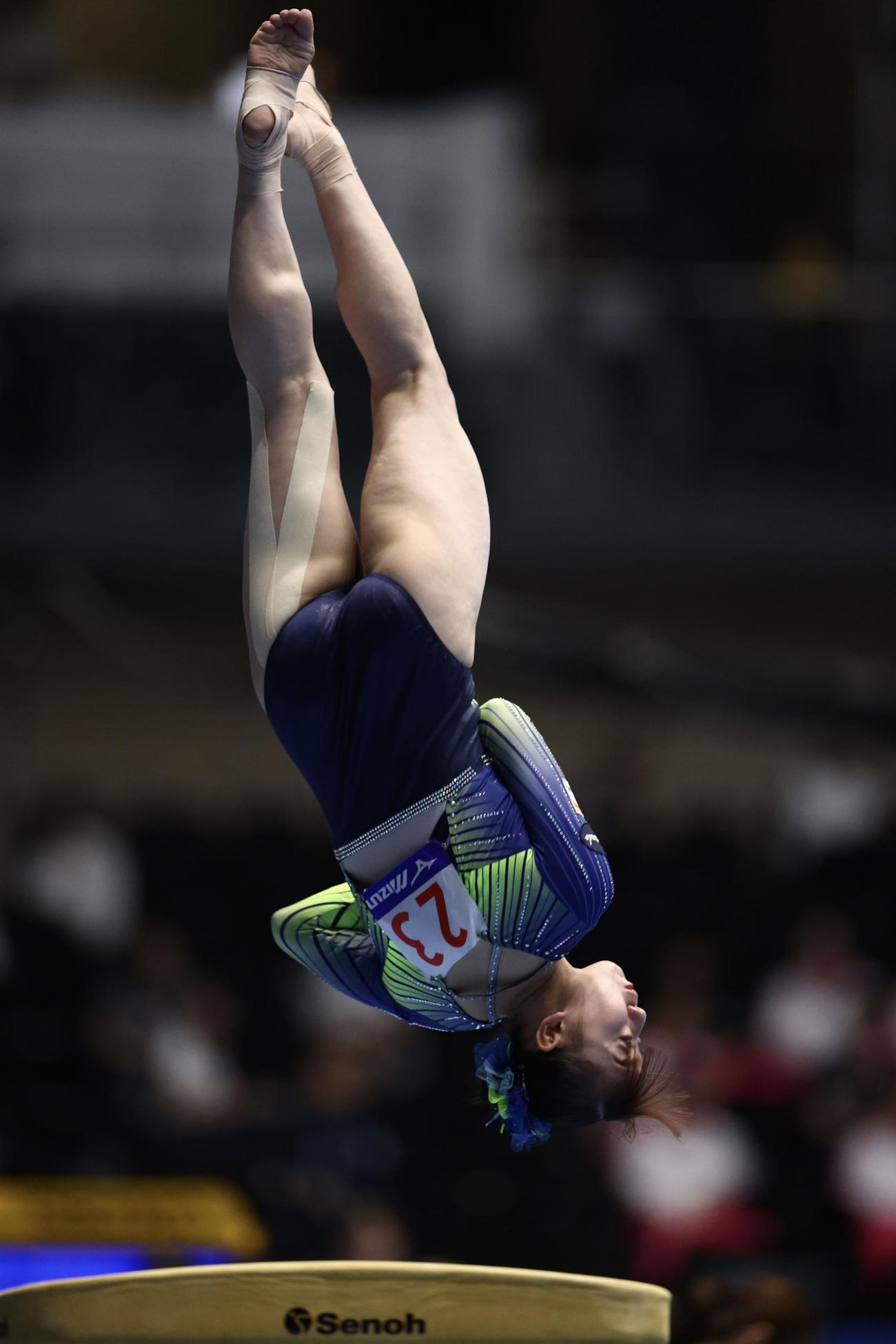 女子決勝で跳馬の演技に臨む宮田（撮影・河田真司）