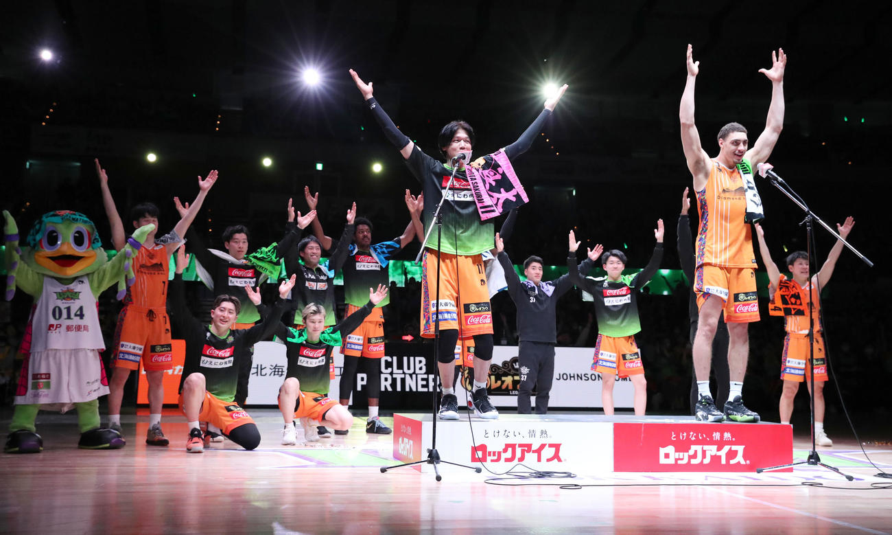 レバンガ北海道対宇都宮　宇都宮に勝利し残留を決めポーズをとるレバンガ北海道桜井（中央）ら選手たち（撮影・佐藤翔太）