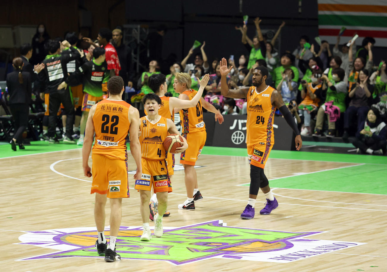 北海道対宇都宮　宇都宮に勝利し、残留を決め喜ぶ北海道の選手（撮影・佐藤翔太）
