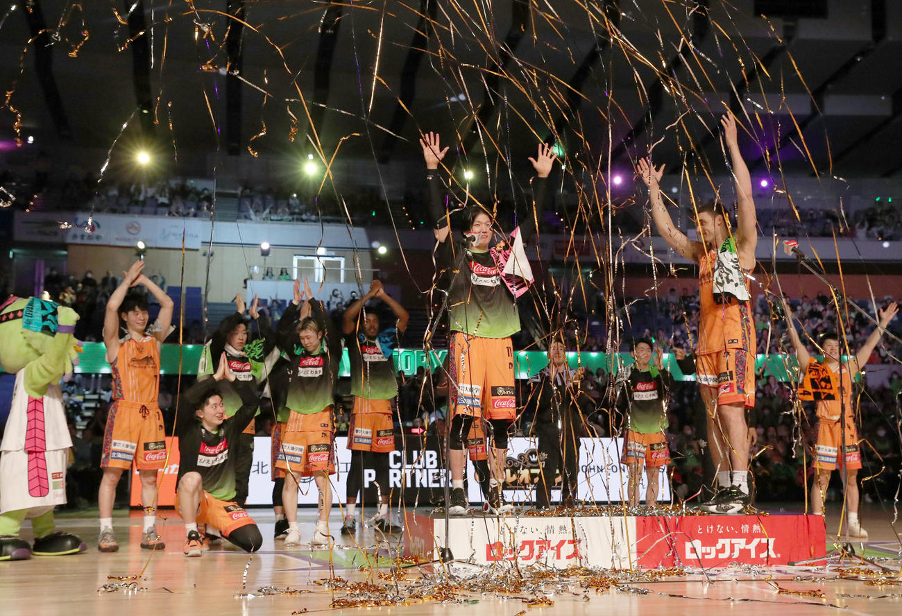 北海道対宇都宮　宇都宮に勝利し残留を決めポーズをとる北海道の桜井（中央）ら選手たち（撮影・佐藤翔太）