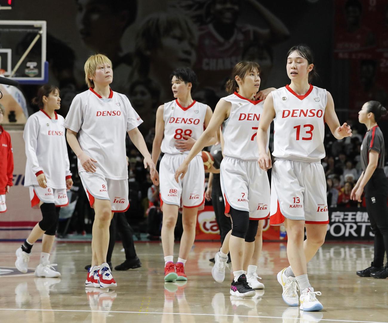 富士通に敗れたデンソーの選手たち（共同）