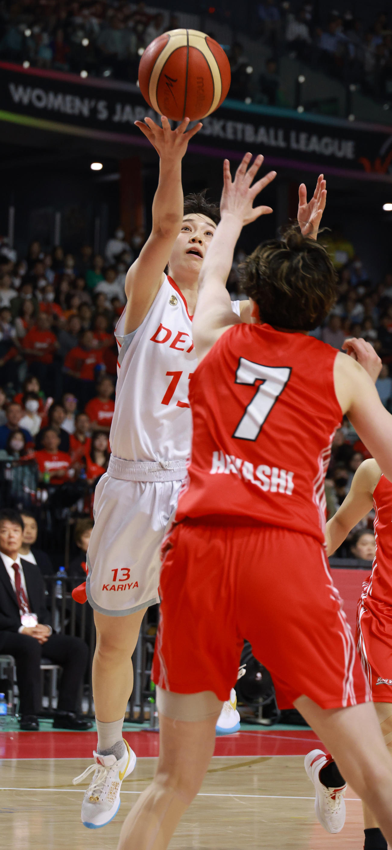 富士通対デンソー　第1クオーター、シュートを決めるデンソー・木村（撮影・中島郁夫）