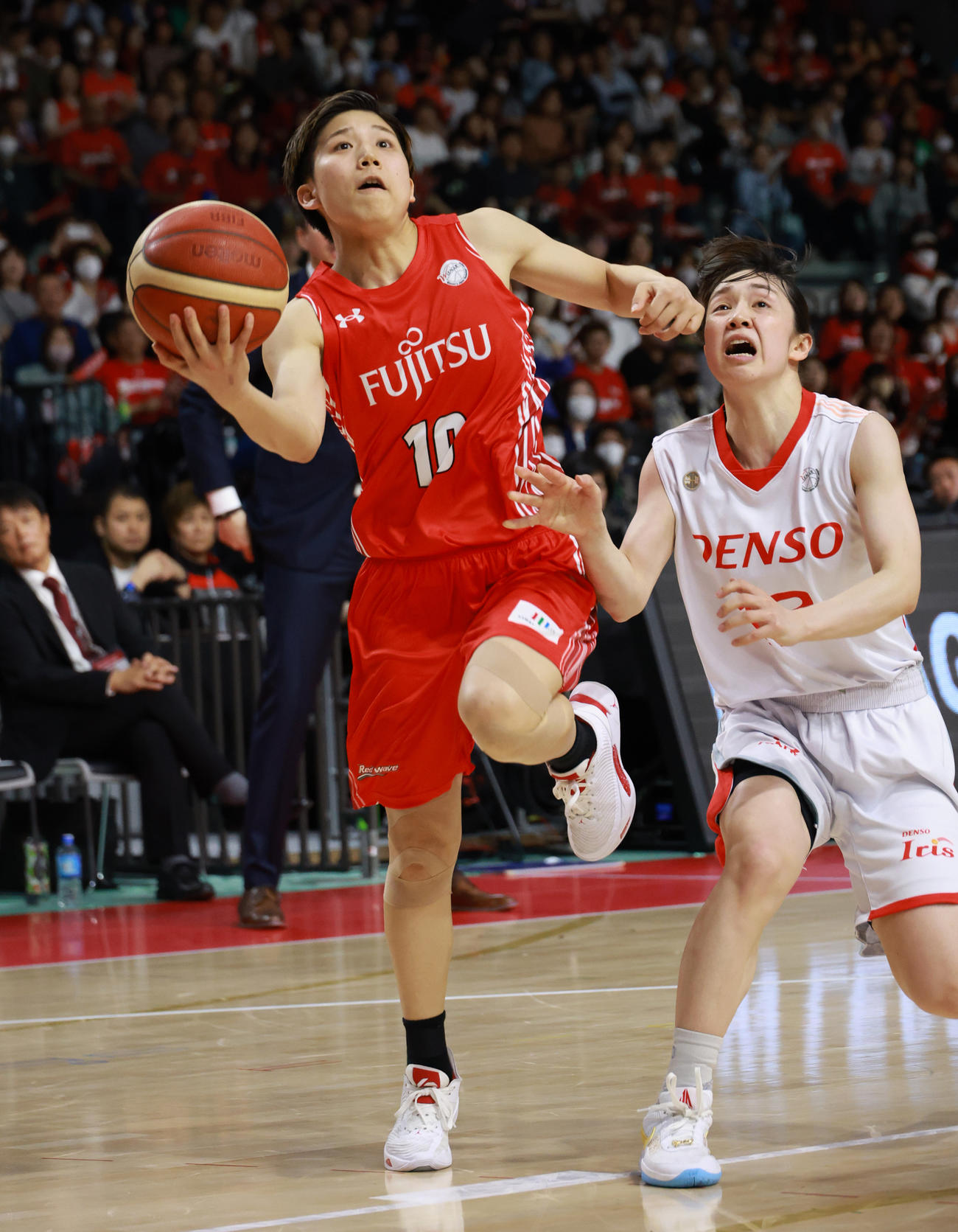 富士通対デンソー　第3Q、デンソー・木村（右）をかわしゴールを決める富士通・町田（撮影・中島郁夫）