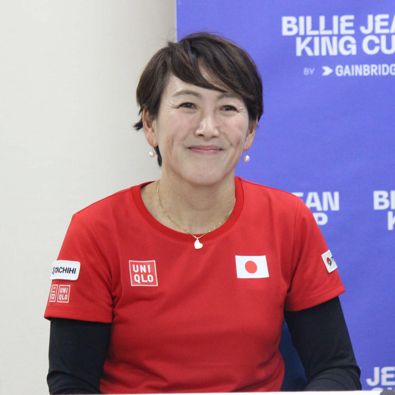 ビリー・ジーン・キング杯予選を終え、笑顔で振り返る杉山愛監督（撮影・勝部晃多）