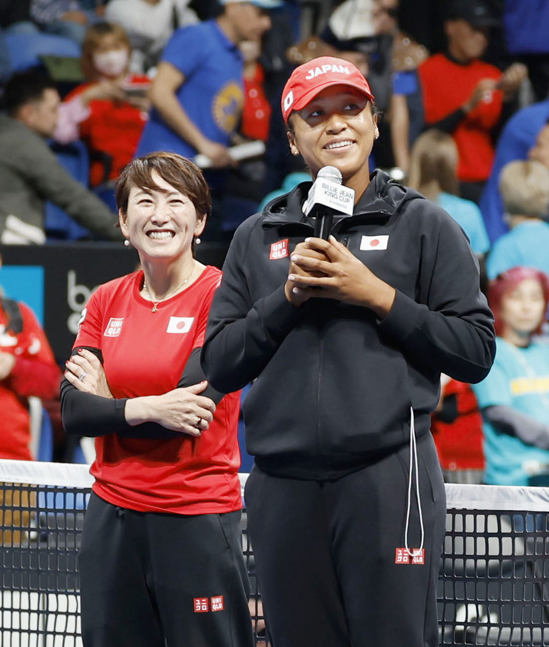 決勝大会進出を決め、あいさつする大坂なおみ。左は杉山監督＝有明コロシアム（共同）