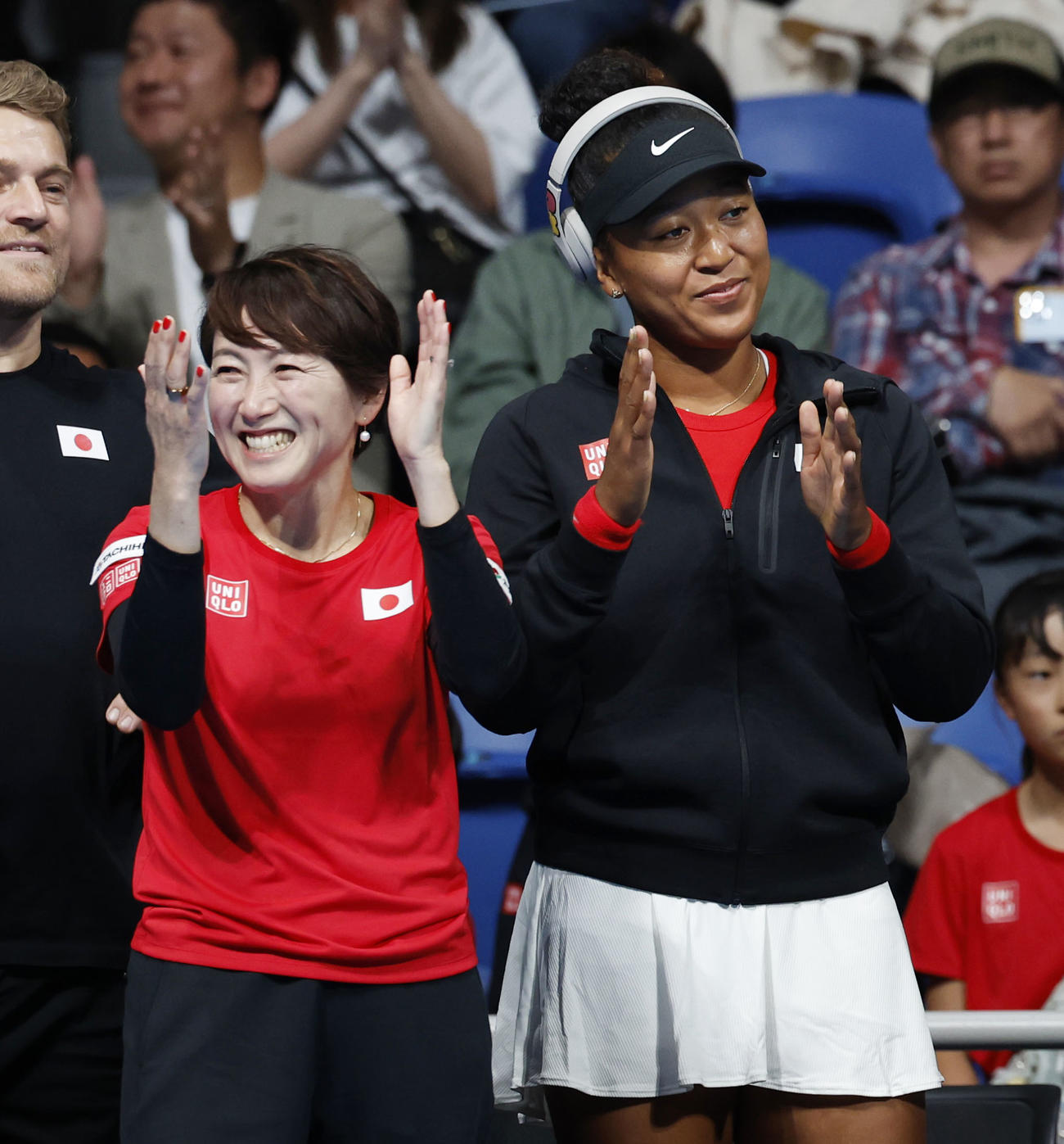 決勝大会進出を決め喜ぶ杉山監督（左）と大坂なおみ＝有明コロシアム（共同）