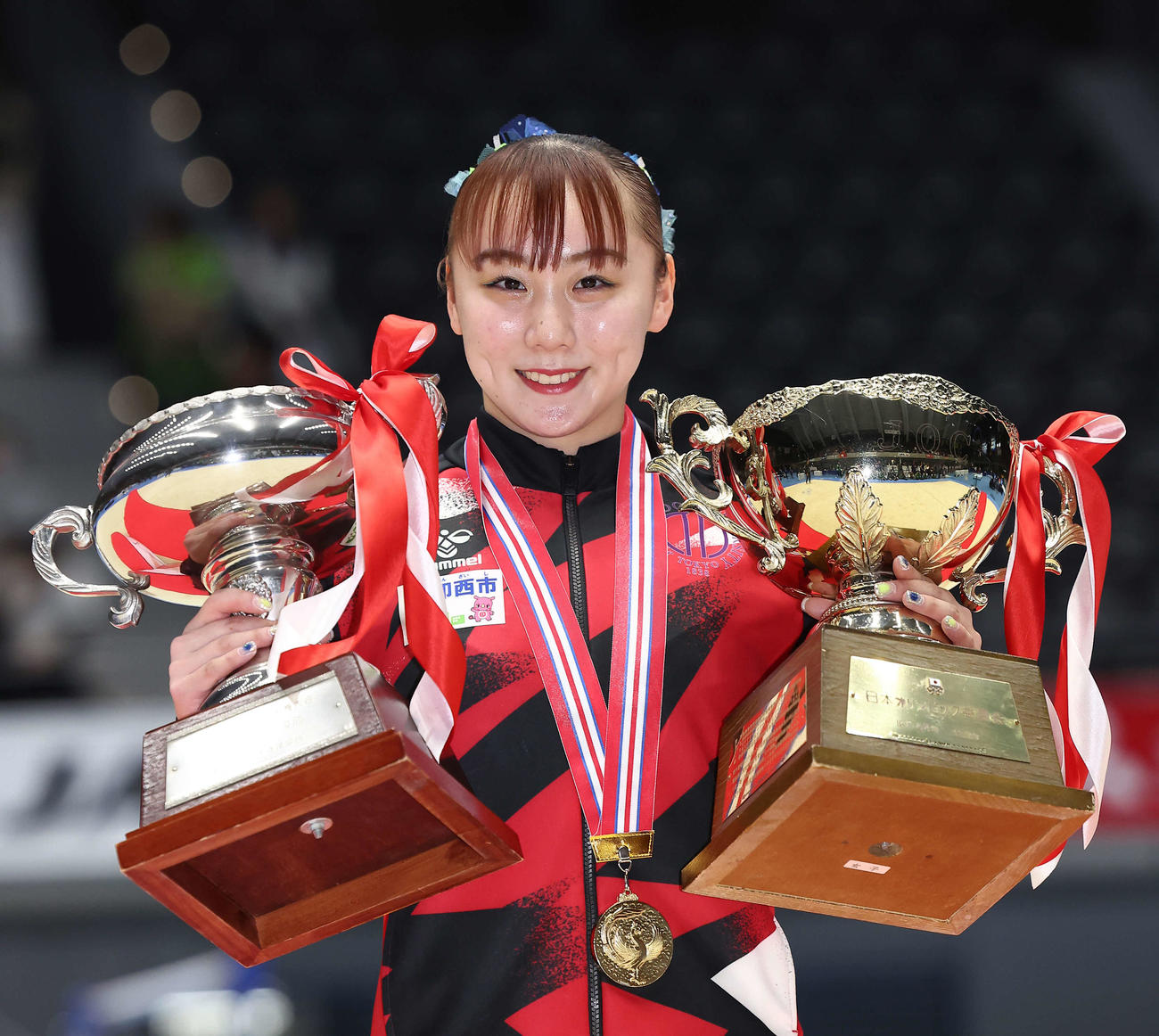 優勝トロフィーを手に笑顔を見せる宮田（撮影・河田真司）