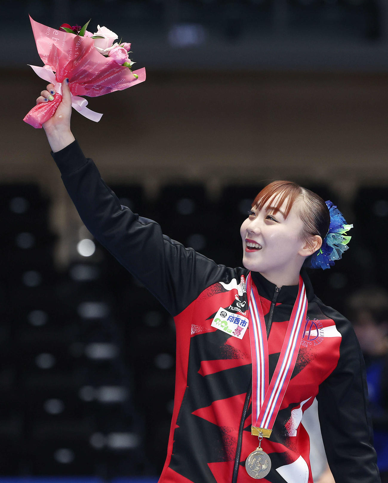 競技を終え、観客席に手を振る、女子優勝の宮田（撮影・河田真司）