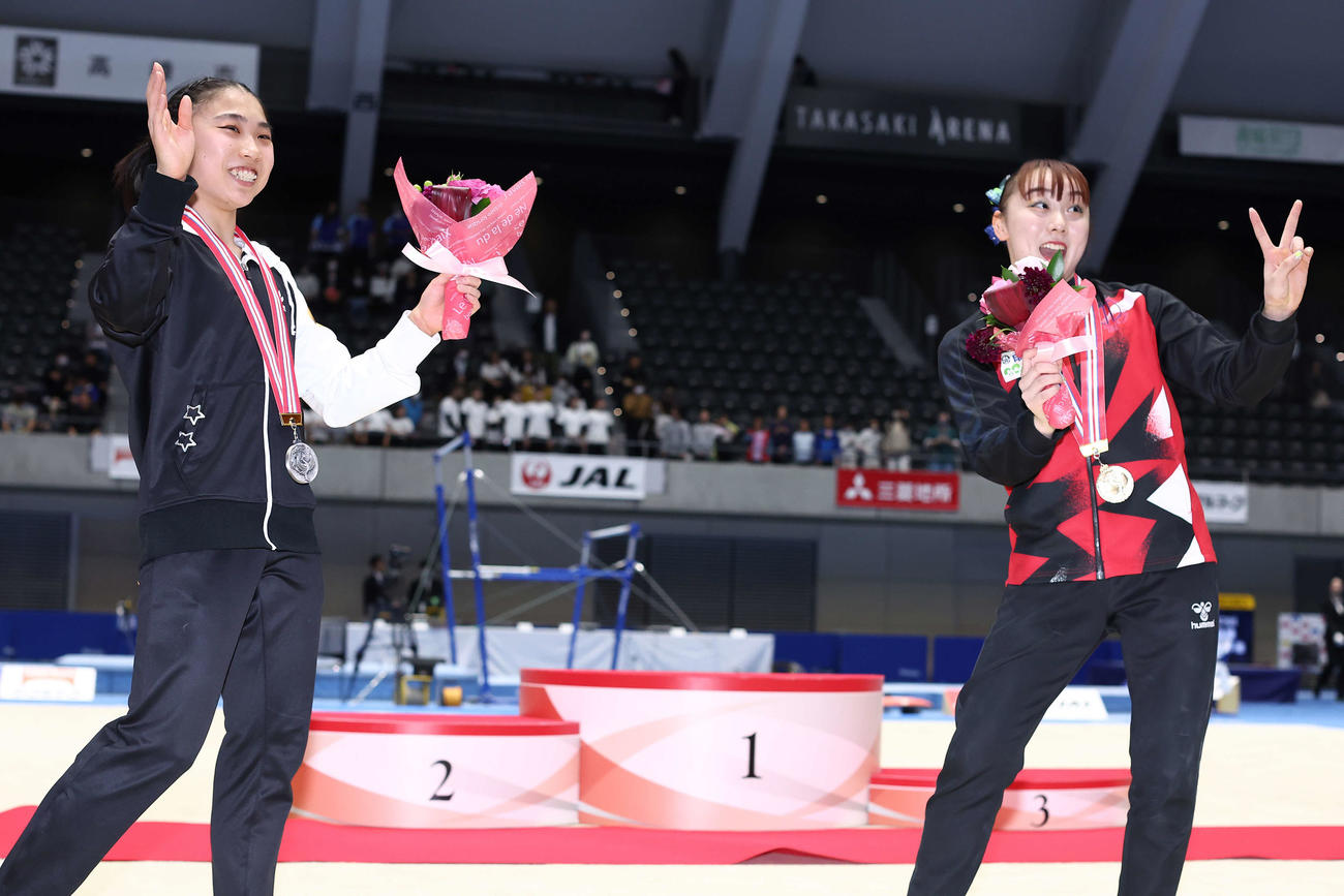 女子決勝を終え場内一周する岸（左）と宮田（撮影・河田真司）