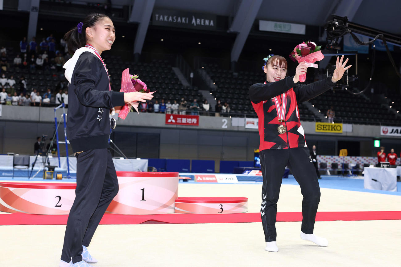 女子決勝を終え場内一周する岸（左）と宮田（撮影・河田真司）