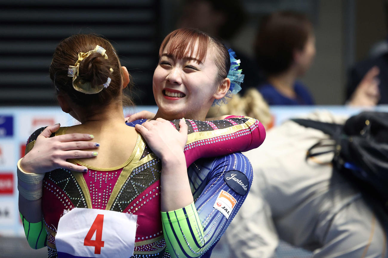 女子決勝を終え、畠田（左）とたたえ合う宮田（撮影・河田真司）