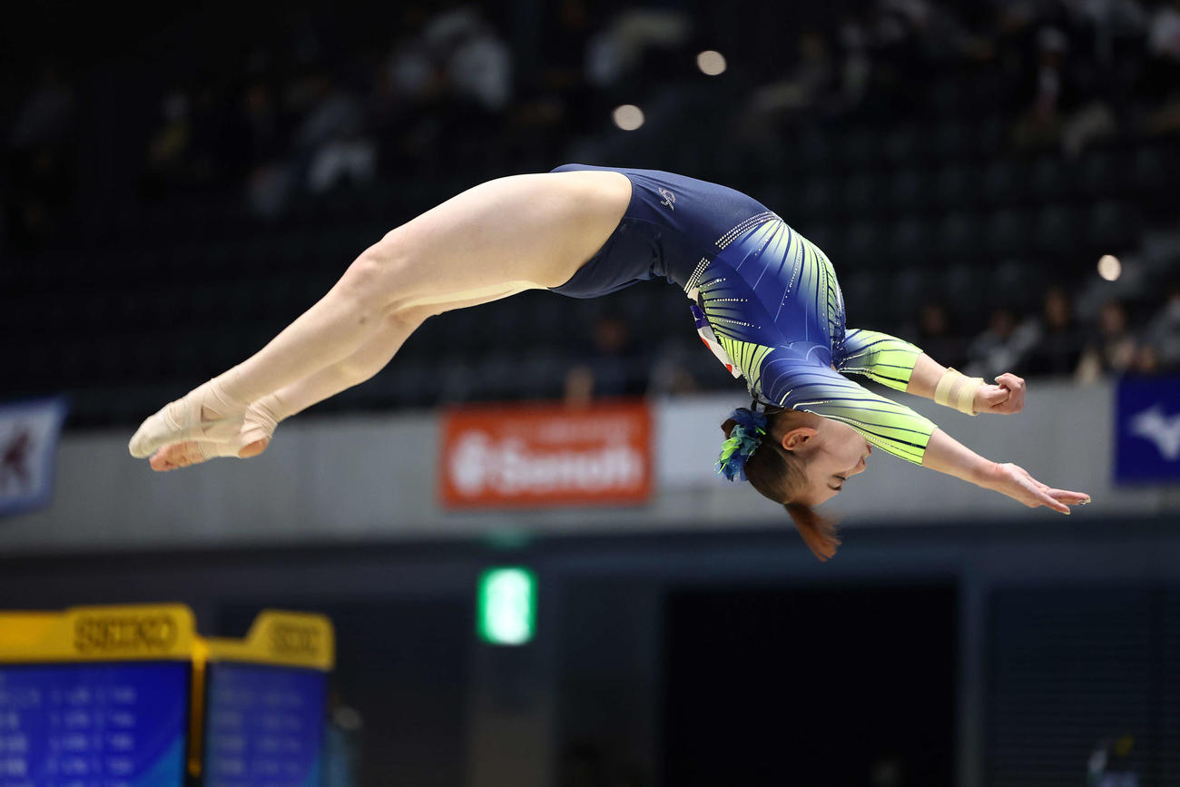 女子決勝で、ゆかの演技に臨む宮田（撮影・河田真司）