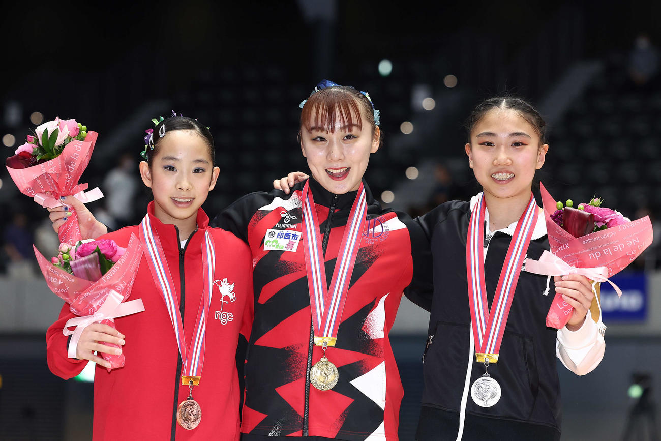 女子決勝を終え写真に納まる、左から3位の中村、優勝の宮田、準優勝の岸（撮影・河田真司）