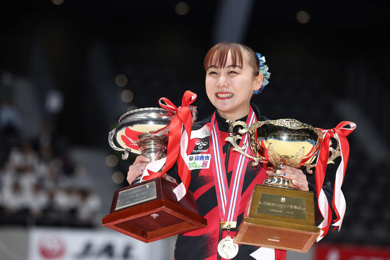 優勝トロフィーを手に笑顔を見せる宮田（撮影・河田真司）
