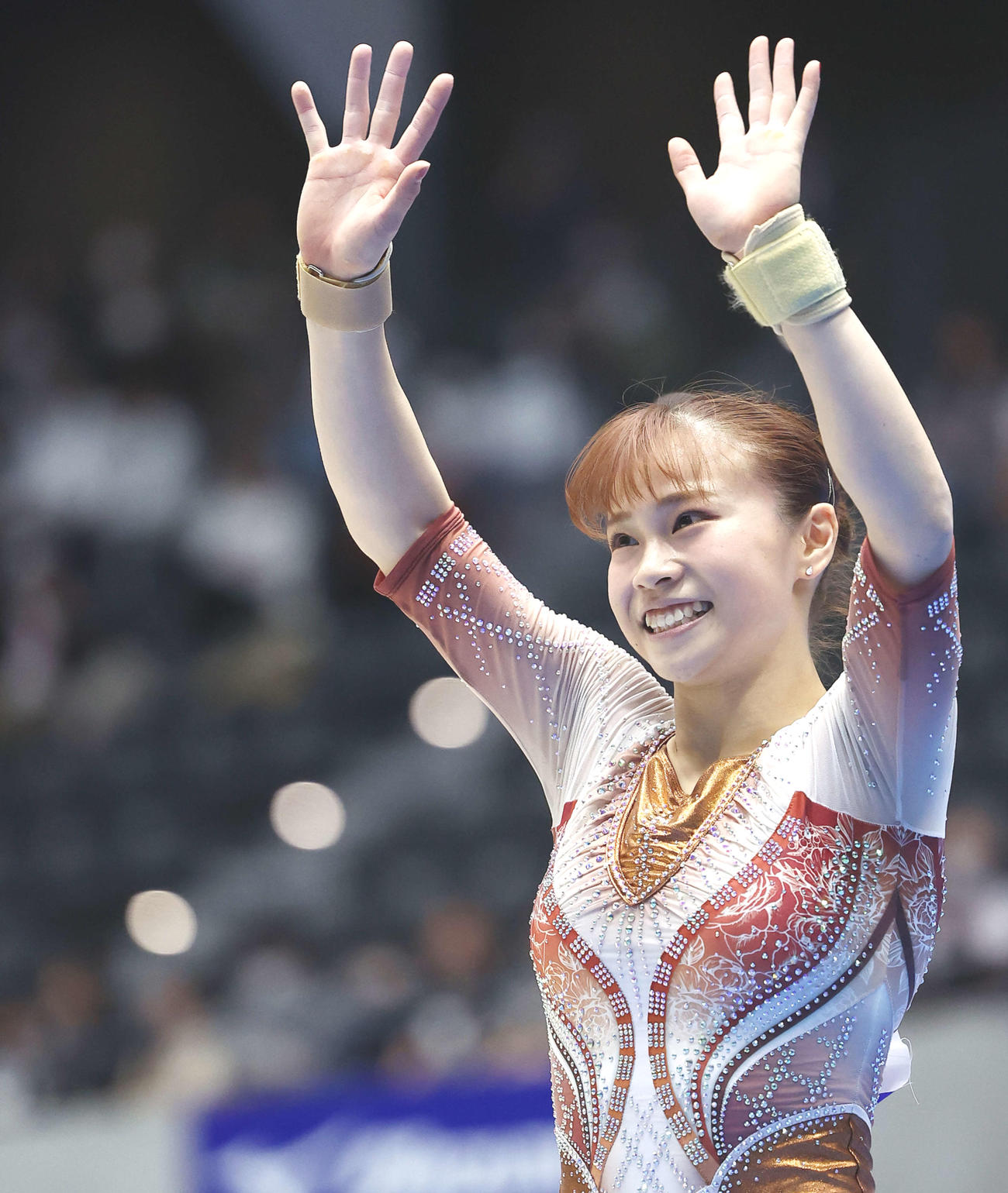 女子決勝でゆかの演技を終え、笑顔で観客の声援に応える杉原（撮影・河田真司）