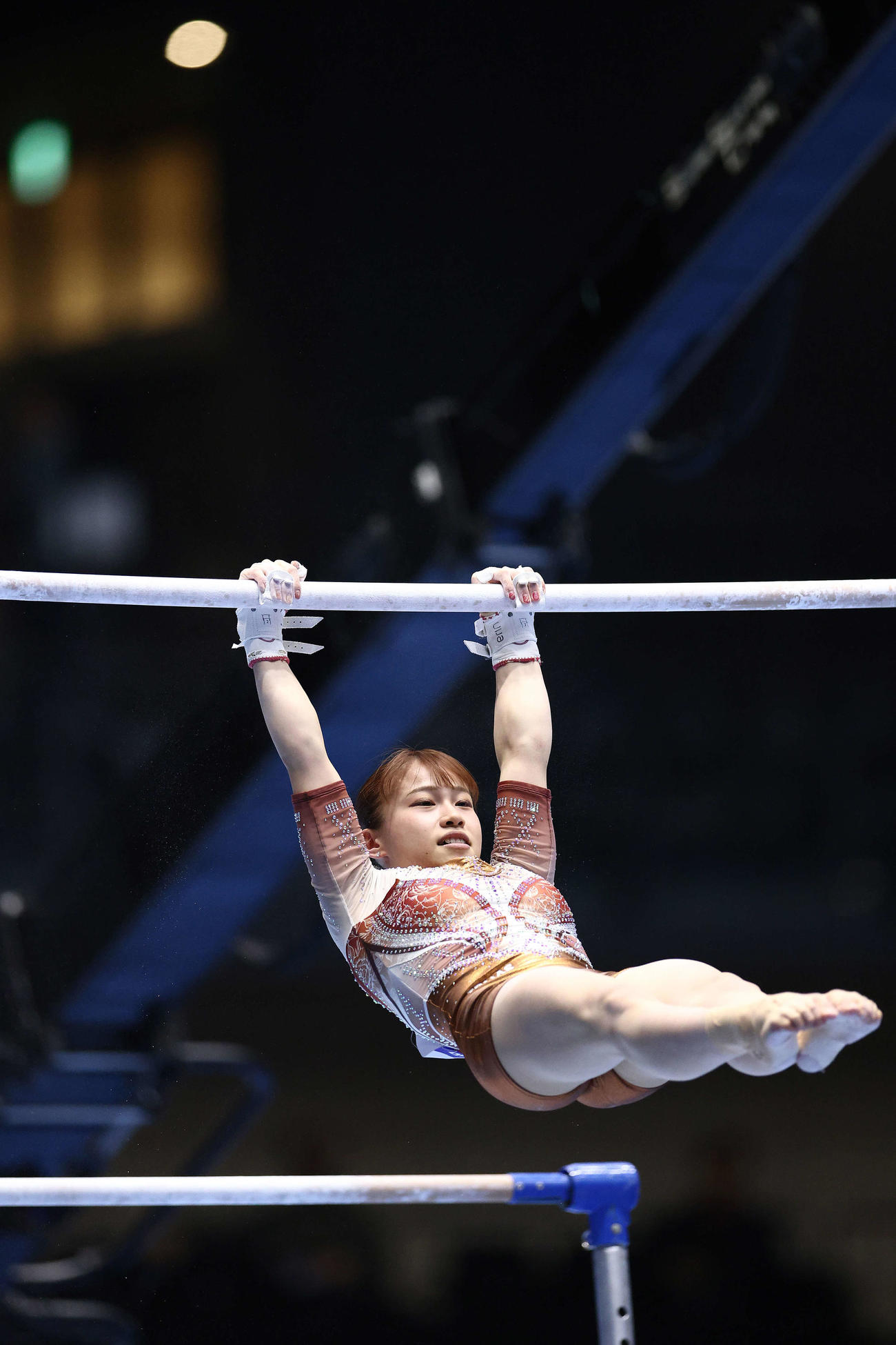 女子決勝で、段違い平行棒の演技に臨む杉原愛子（撮影・河田真司）