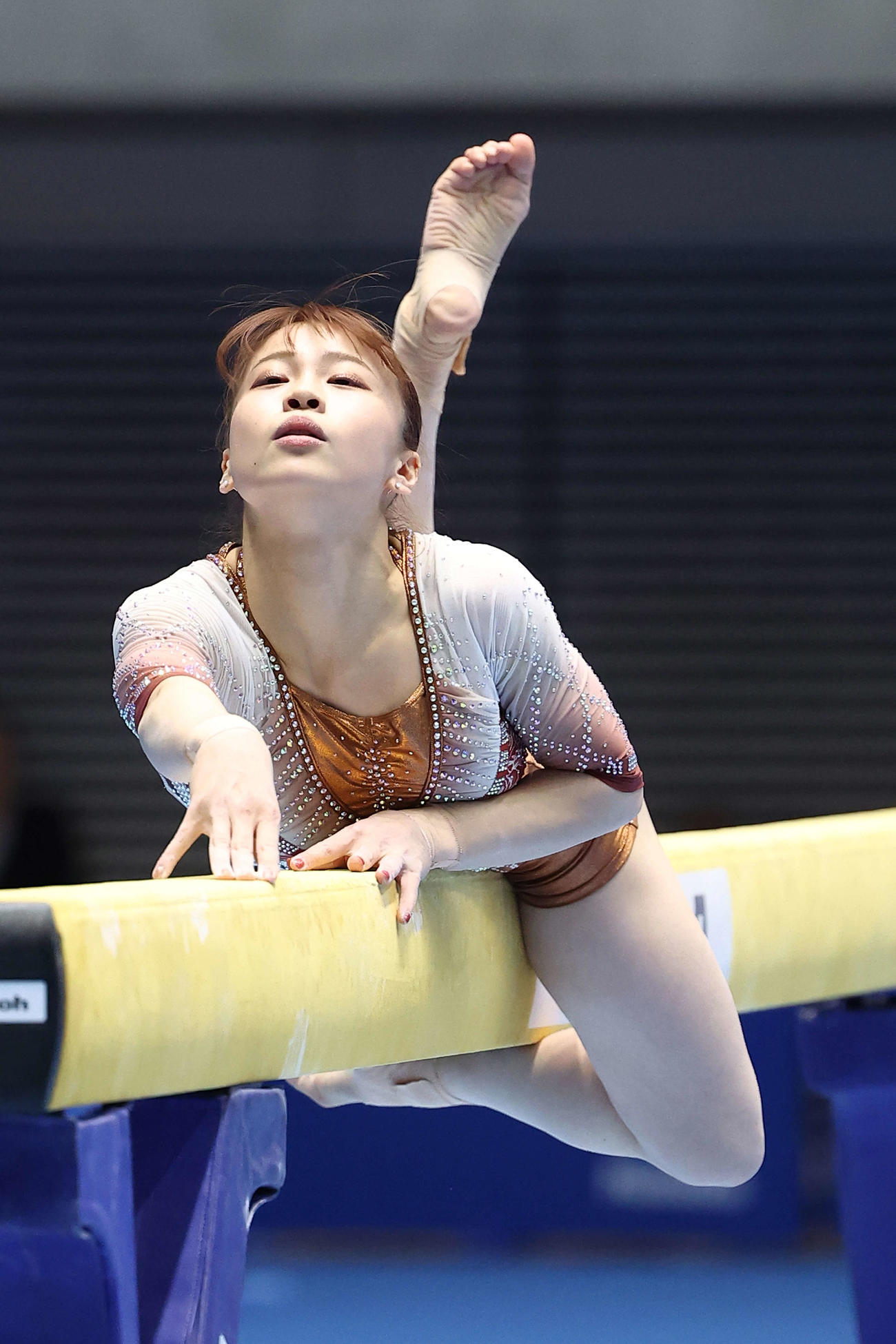 女子決勝で、平均台の演技に臨む杉原（撮影・河田真司）