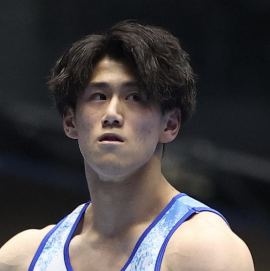 男子決勝でつり輪の演技を終え、ガッツポーズする橋本（撮影・河田真司）