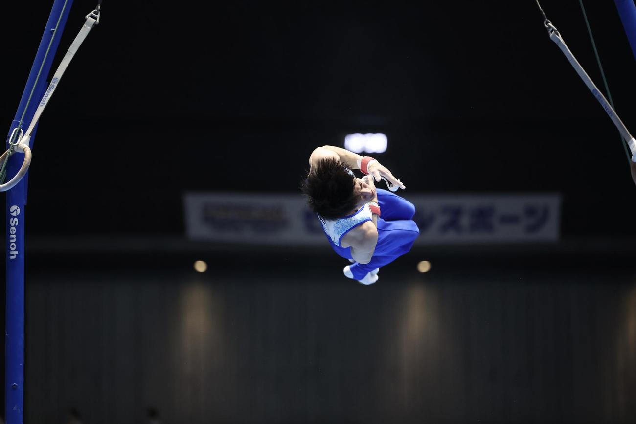 男子決勝でつり輪の演技に臨む橋本（撮影・河田真司）