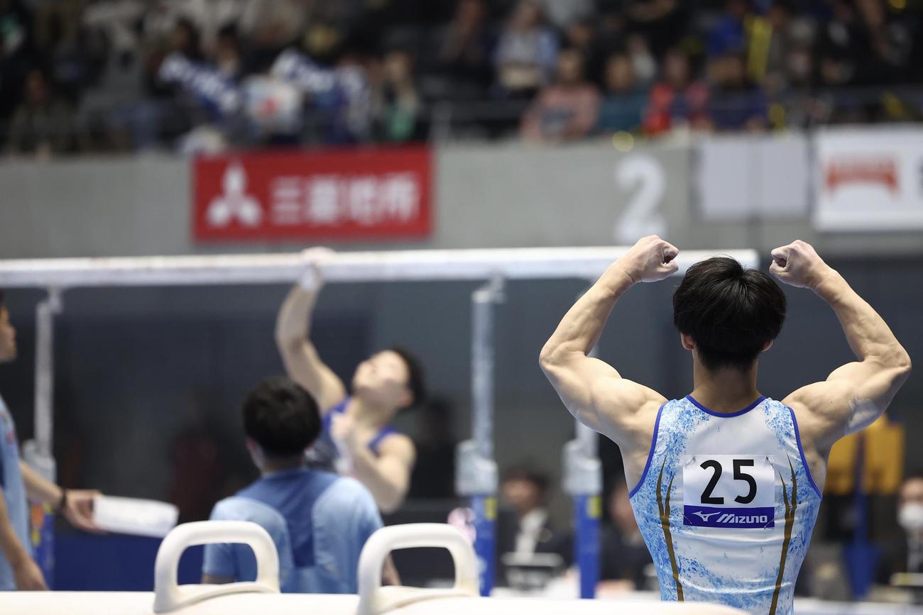 男子決勝であん馬の演技を終え、ガッツポーズする橋本（撮影・河田真司）