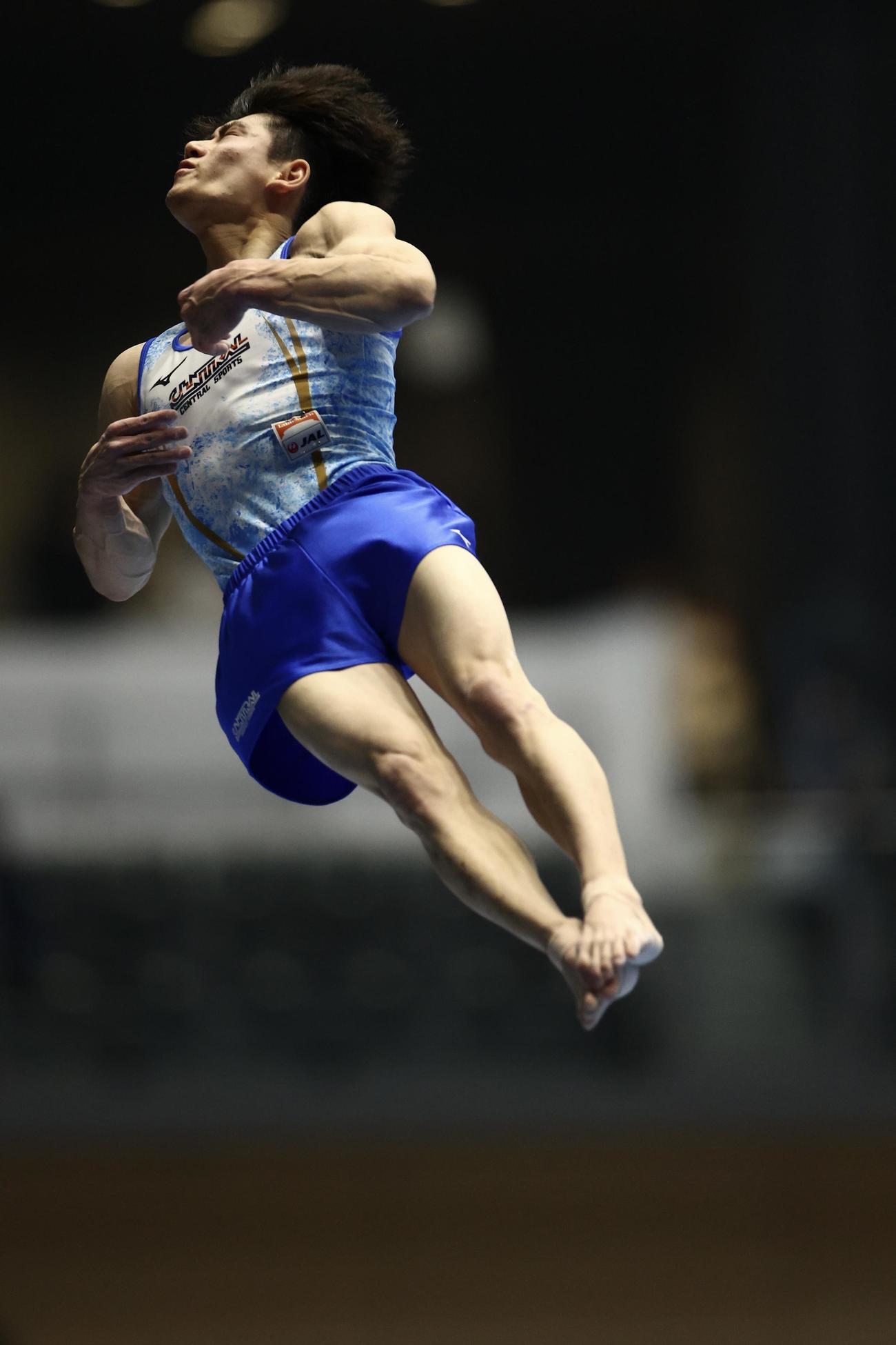 男子決勝で跳馬の演技に臨む橋本（撮影・河田真司）
