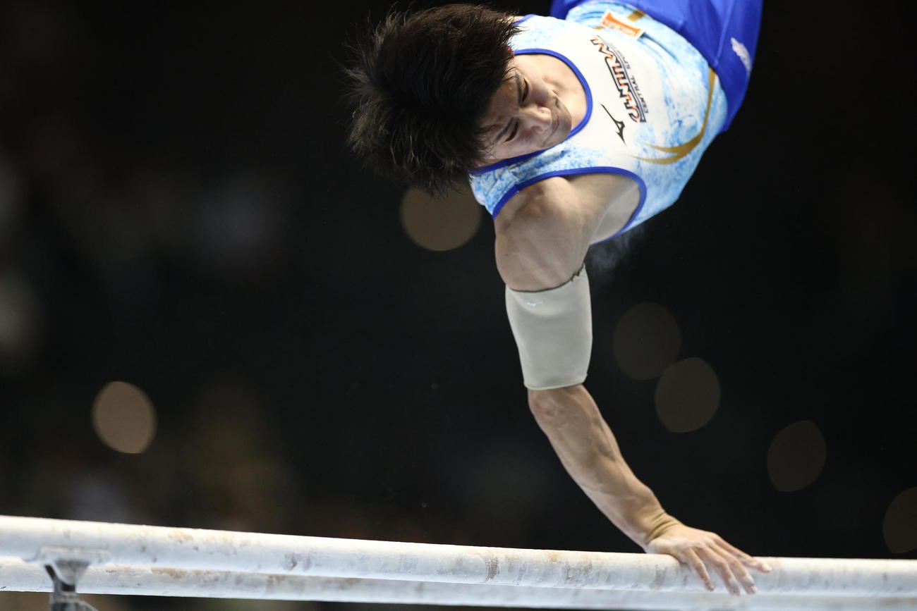 男子決勝で平行棒の演技に臨む橋本（撮影・河田真司）