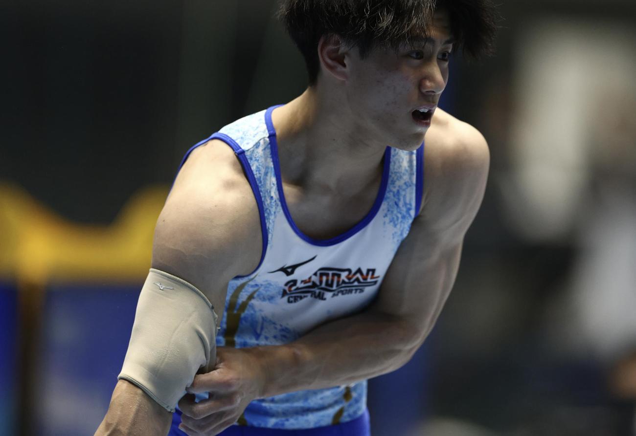 男子決勝で平行棒の演技を終える橋本（撮影・河田真司）