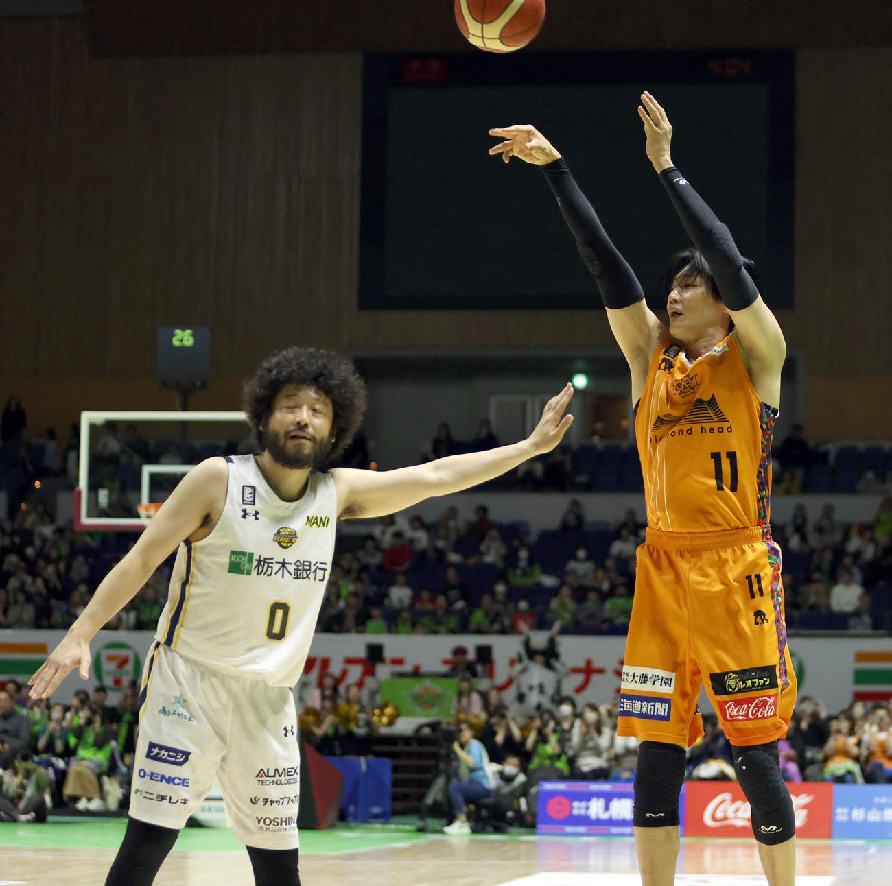 レバンガ北海道対宇都宮　第4Q、マッチアップする宇都宮田臥（左）とレバンガ北海道桜井（撮影・佐藤翔太）
