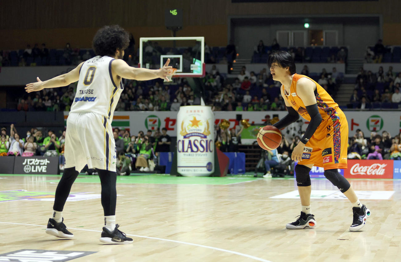 レバンガ北海道対宇都宮　第4Q、マッチアップする宇都宮田臥（左）とレバンガ北海道桜井（撮影・佐藤翔太）