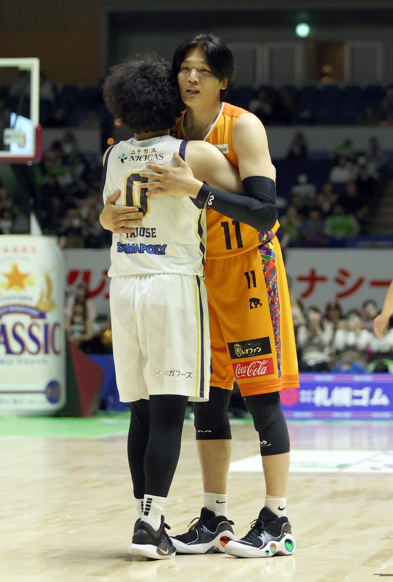 レバンガ北海道対宇都宮　試合終了後、抱き合ってお互いをたたえ合う宇都宮田臥（左）とレバンガ北海道桜井（撮影・佐藤翔太）