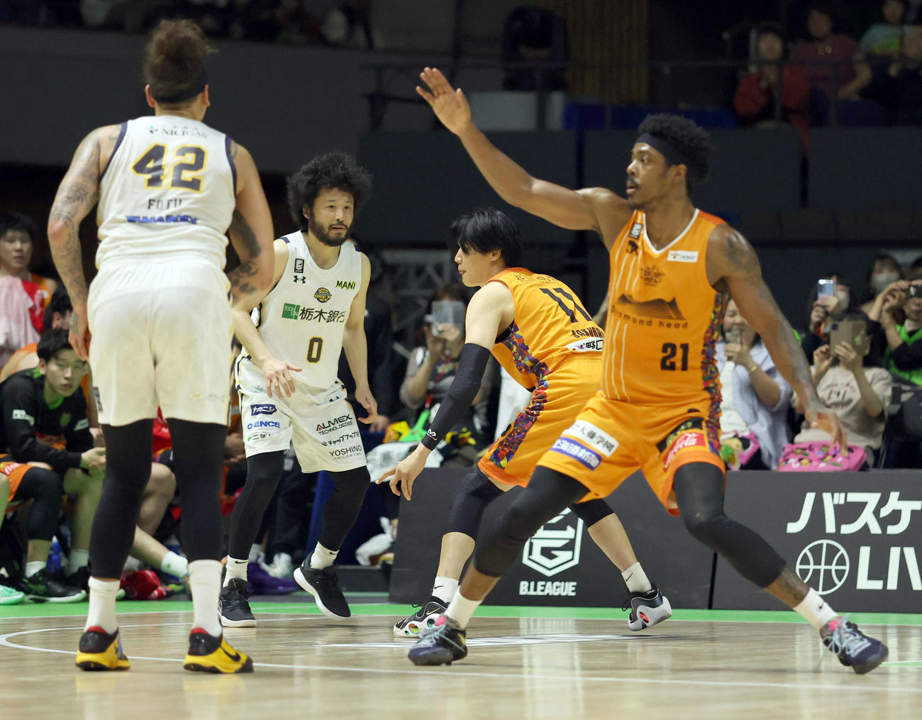 レバンガ北海道対宇都宮　第4Q、マッチアップする宇都宮田臥（左後方）とレバンガ北海道桜井（撮影・佐藤翔太）