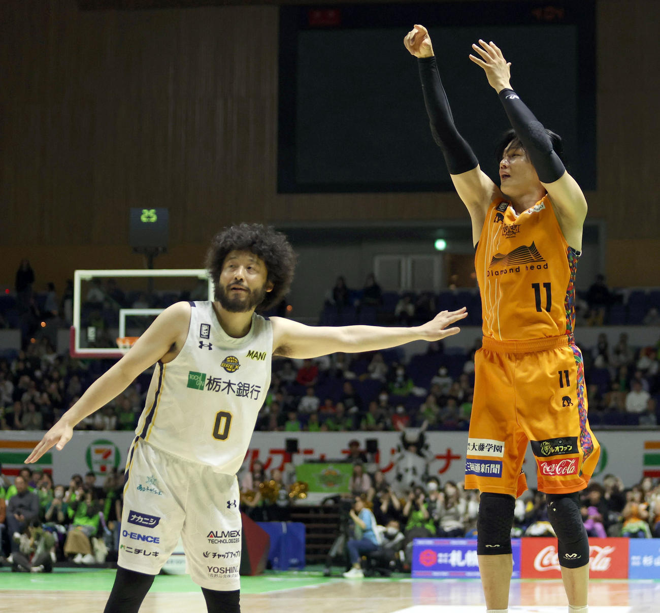 レバンガ北海道対宇都宮　第4Q、マッチアップする宇都宮田臥（左）とレバンガ北海道桜井（撮影・佐藤翔太）