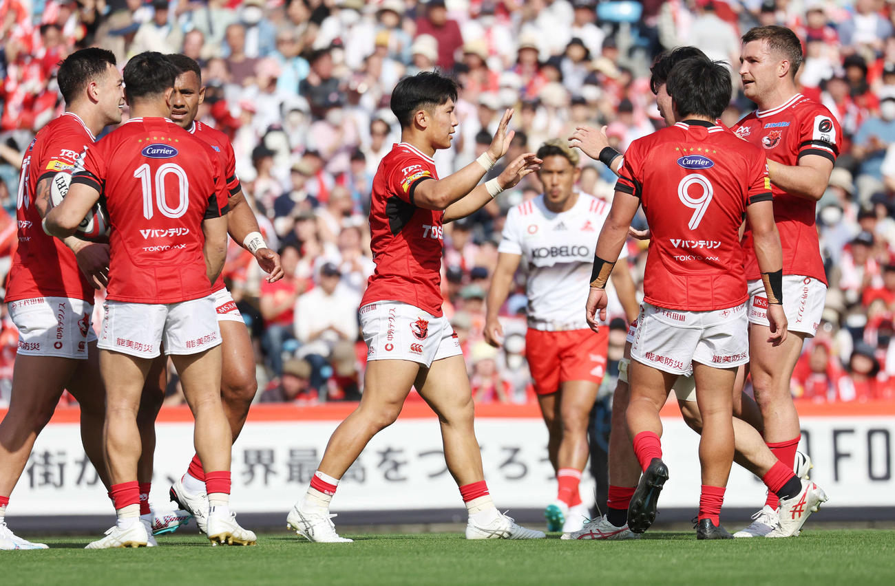BL東京対神戸　前半、トライを決めたBL東京森（中央）（撮影・宮地輝）