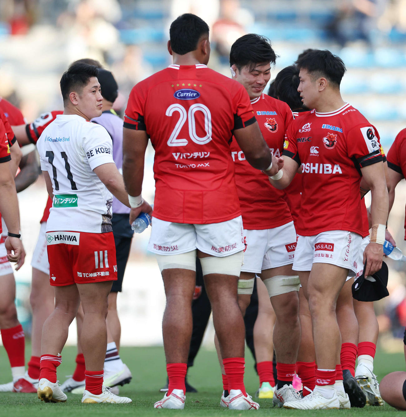 BL東京対神戸　試合後、言葉を交わす神戸松永貫汰（左）とBL東京松永拓朗（撮影・宮地輝）