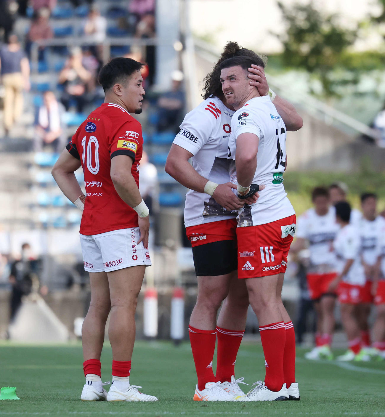 BL東京対神戸　後半、勝ち越しのコンバージョンキックを決められず引き分けた神戸ガットランド。左はBL東京松永（撮影・宮地輝）
