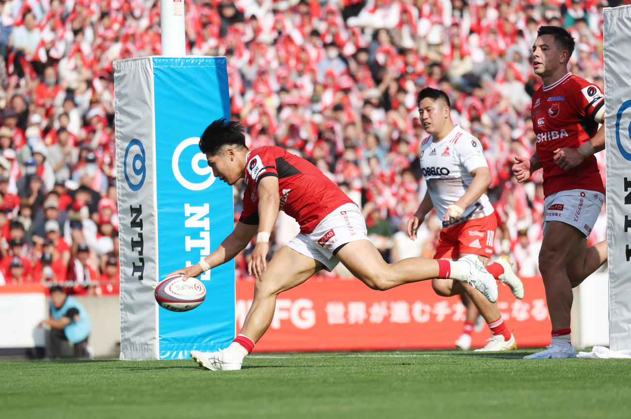 BL東京対神戸　前半、トライを決めるBL東京森（左）（撮影・宮地輝）
