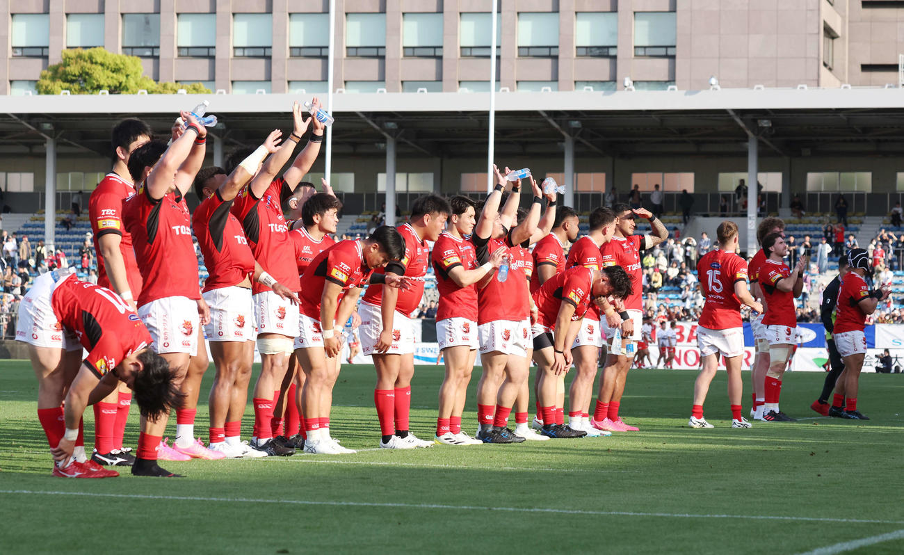 BL東京対神戸　試合後、ファンにあいさつするBL東京の選手たち（撮影・宮地輝）