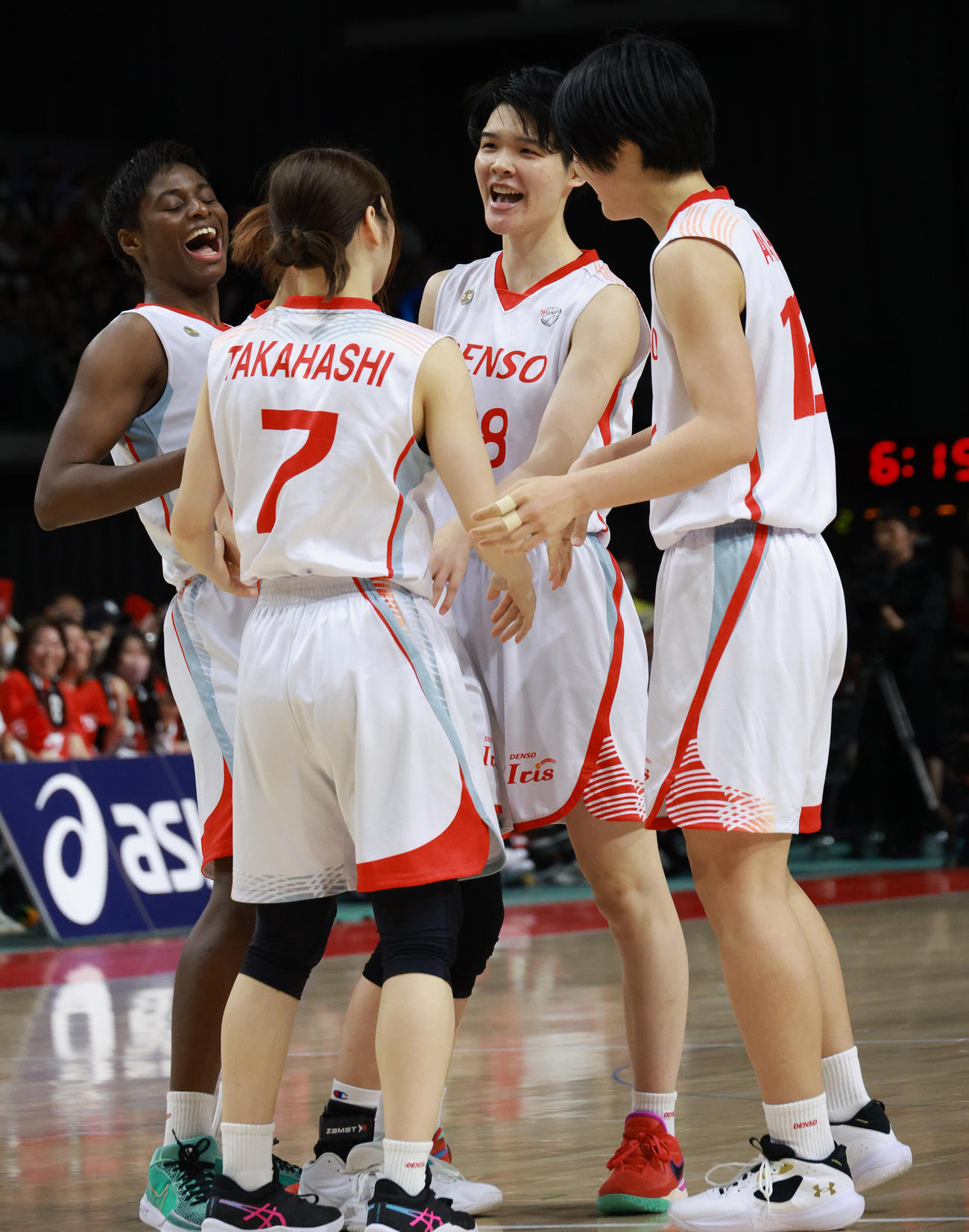 富士通対デンソー　得点に喜ぶデンソー選手たち（撮影・中島郁夫）