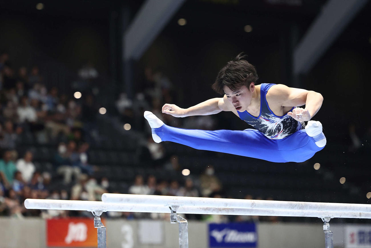 男子決勝で平行棒の演技に臨む岡（撮影・河田真司）