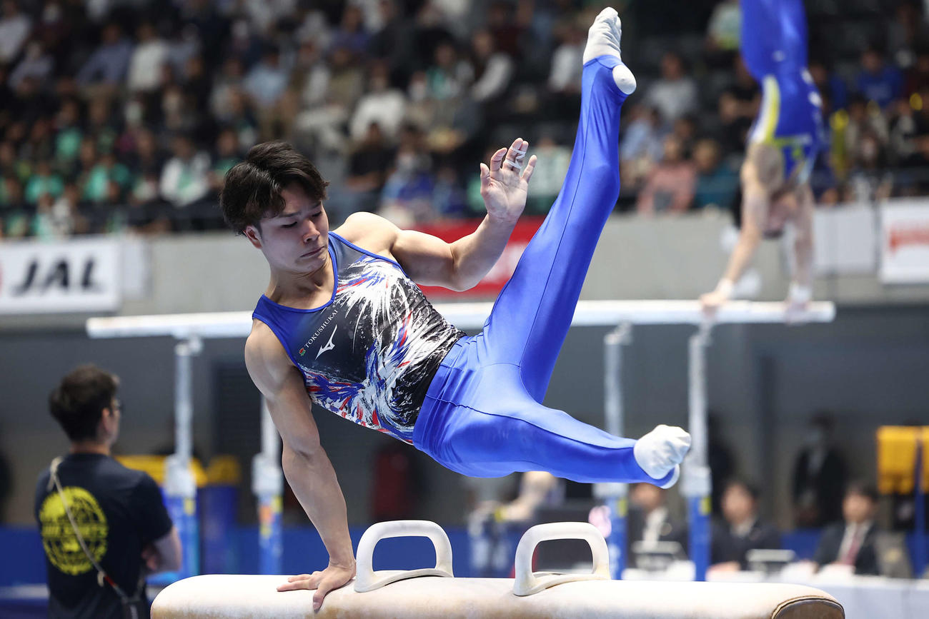 男子決勝であん馬の演技に臨む岡（撮影・河田真司）