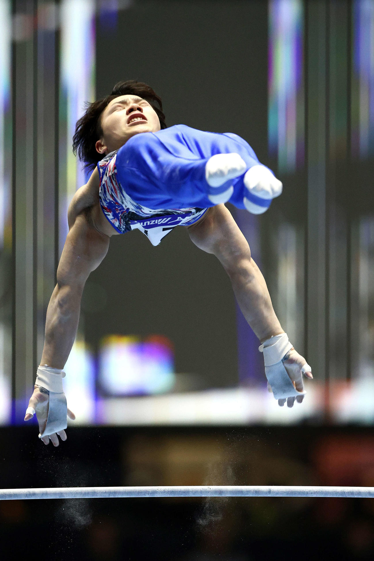 男子決勝で鉄棒の演技に臨む岡（撮影・河田真司）