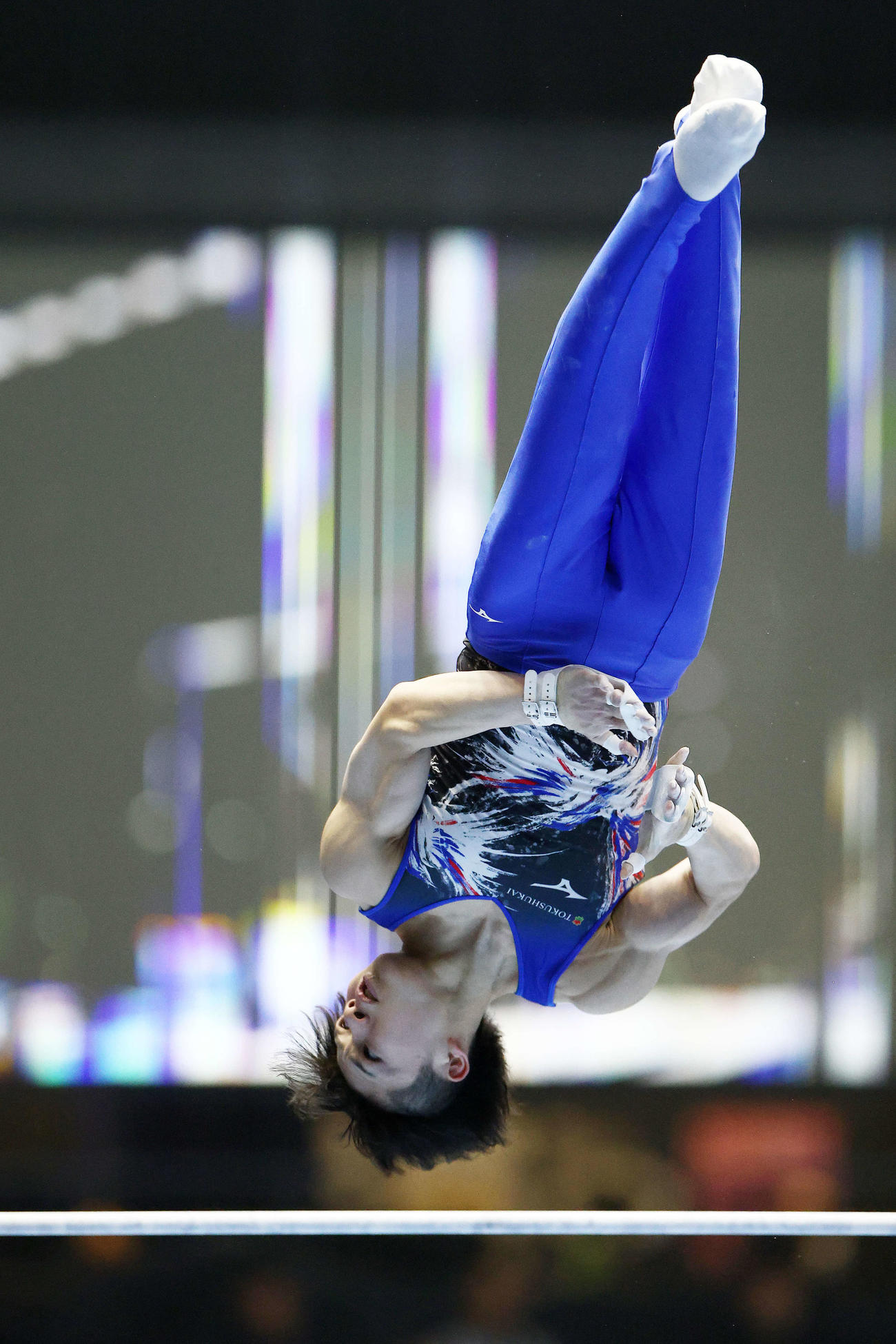 男子決勝で鉄棒の演技に臨む岡（撮影・河田真司）